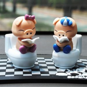 2pcs Solar Power Shaking Head Dolls Car Toilet Couple Pig Toy Automobile Decorations